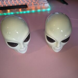 Alien Head Salt and Pepper Shakers - Pale Green